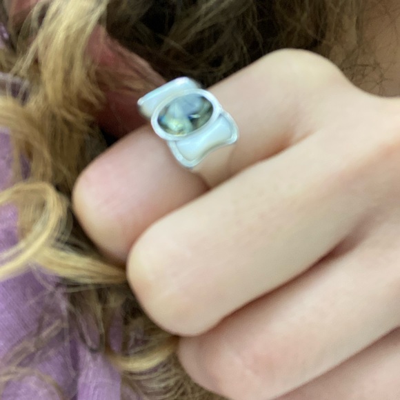 Green Stone and mother of Pearl Bow style Silver tone Ring New - Picture 9 of 10